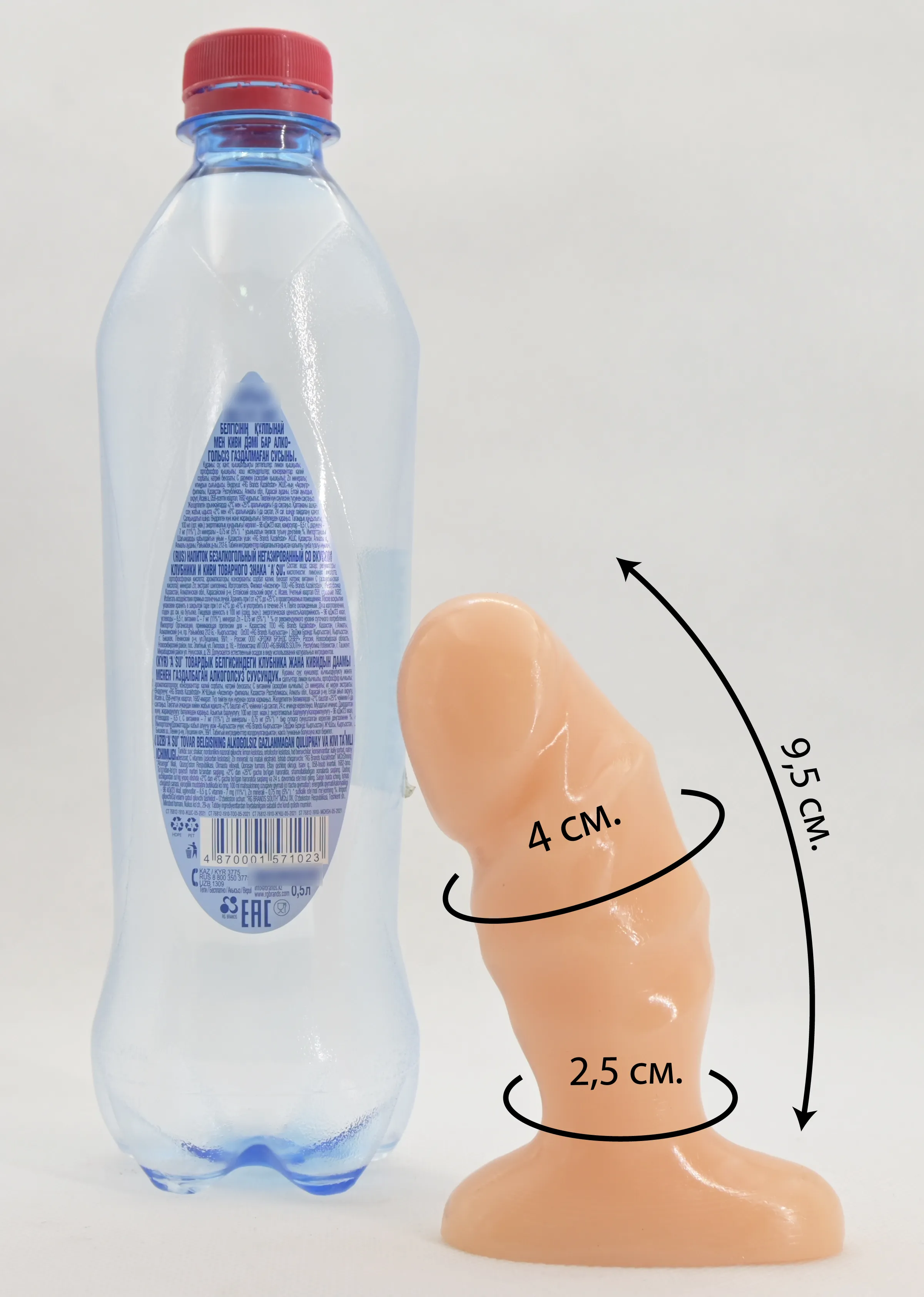 Размеры анальной втулки Tush в сравнении с бутылкой воды