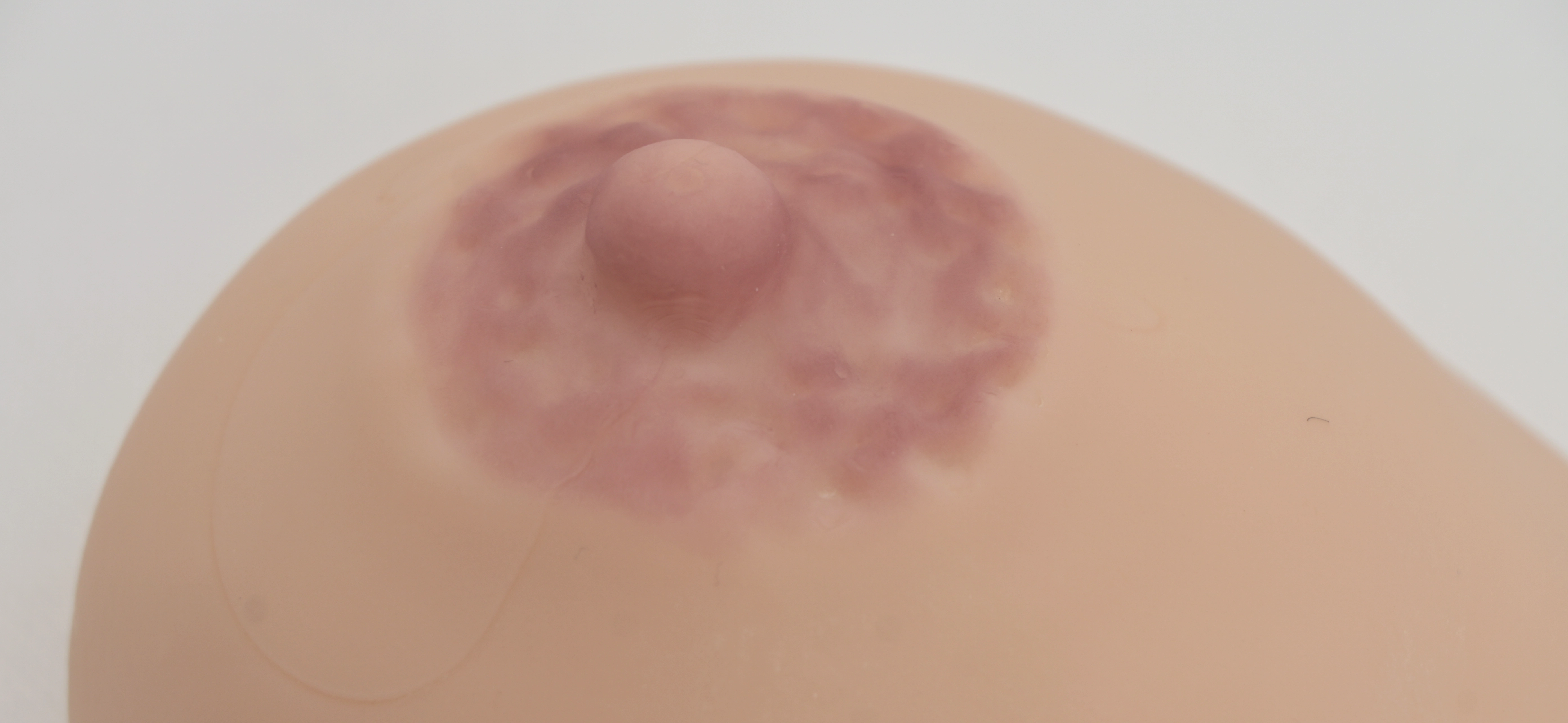Ореола и сосок на протезе женской груди из кибер кожи