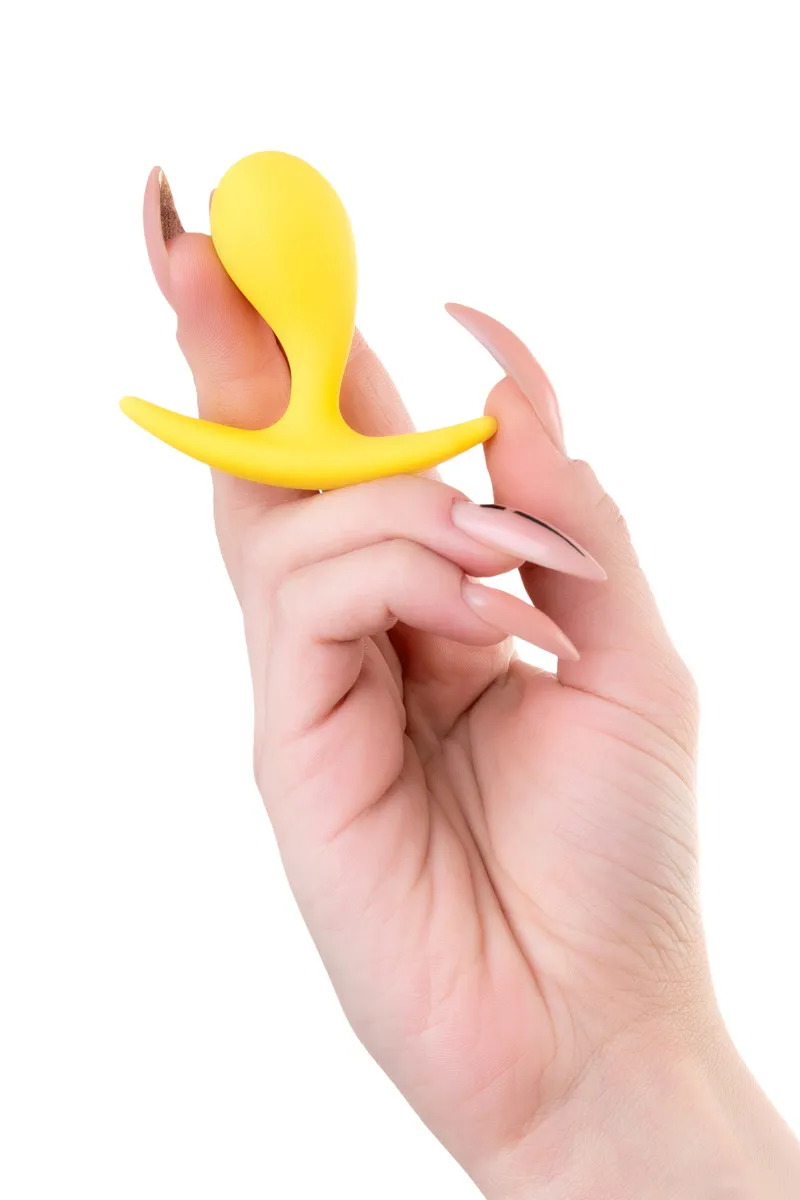 Желтая втулка Blob в руке