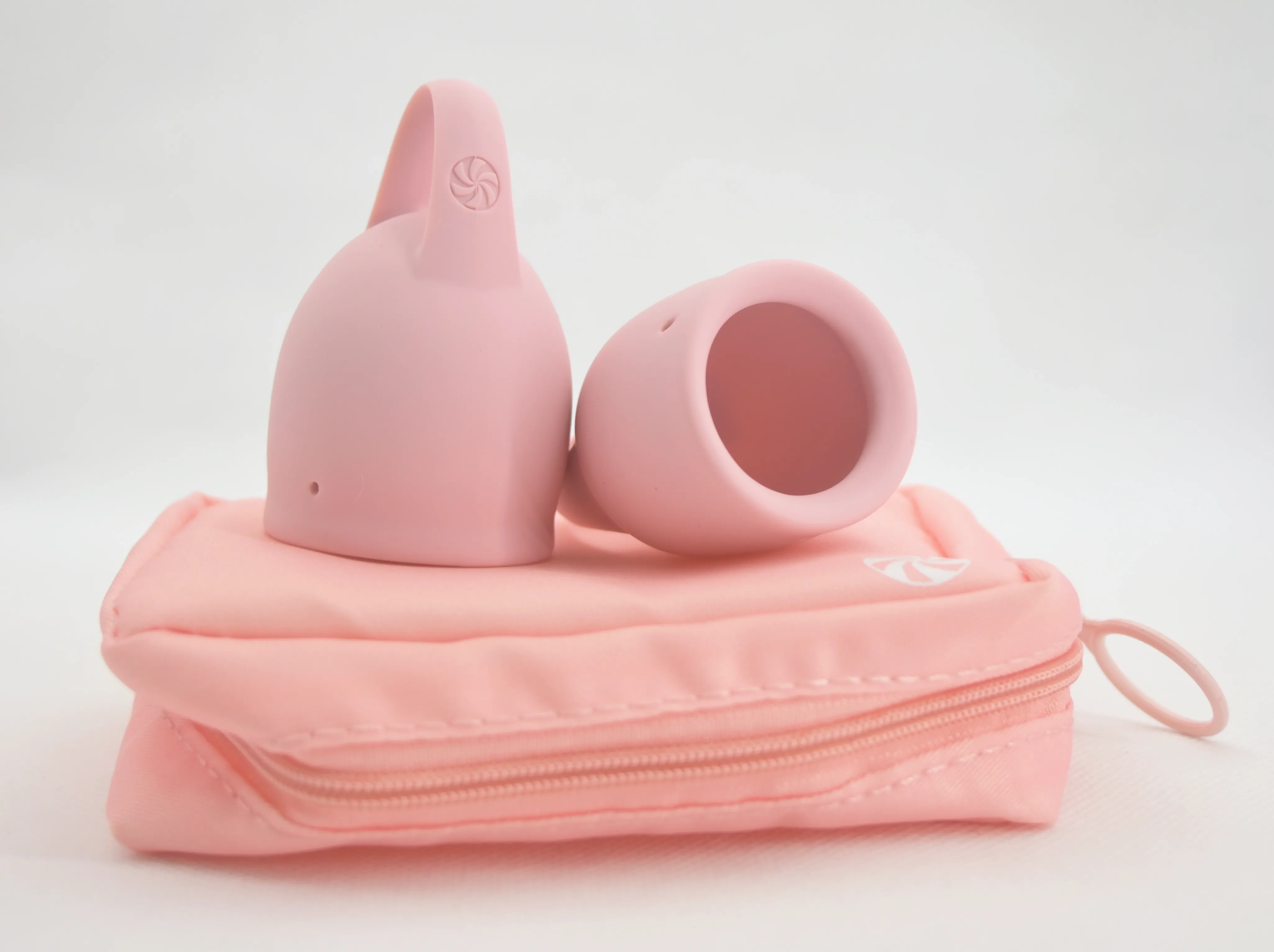 Менструальные чаши Lola в комплекте с сумочкой розового цвета