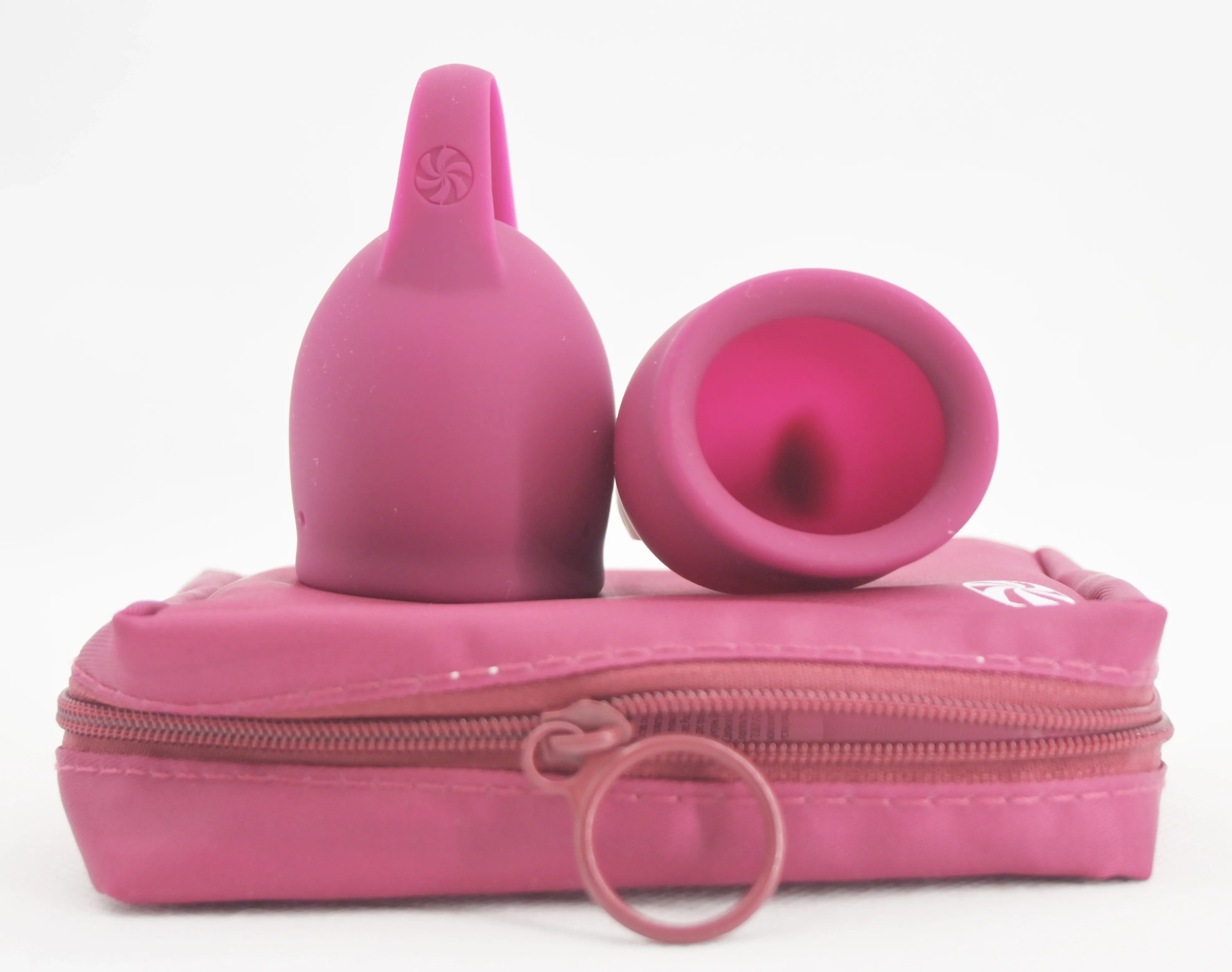 Менструальные чаши Lola в комплекте с сумочкой малинового цвета