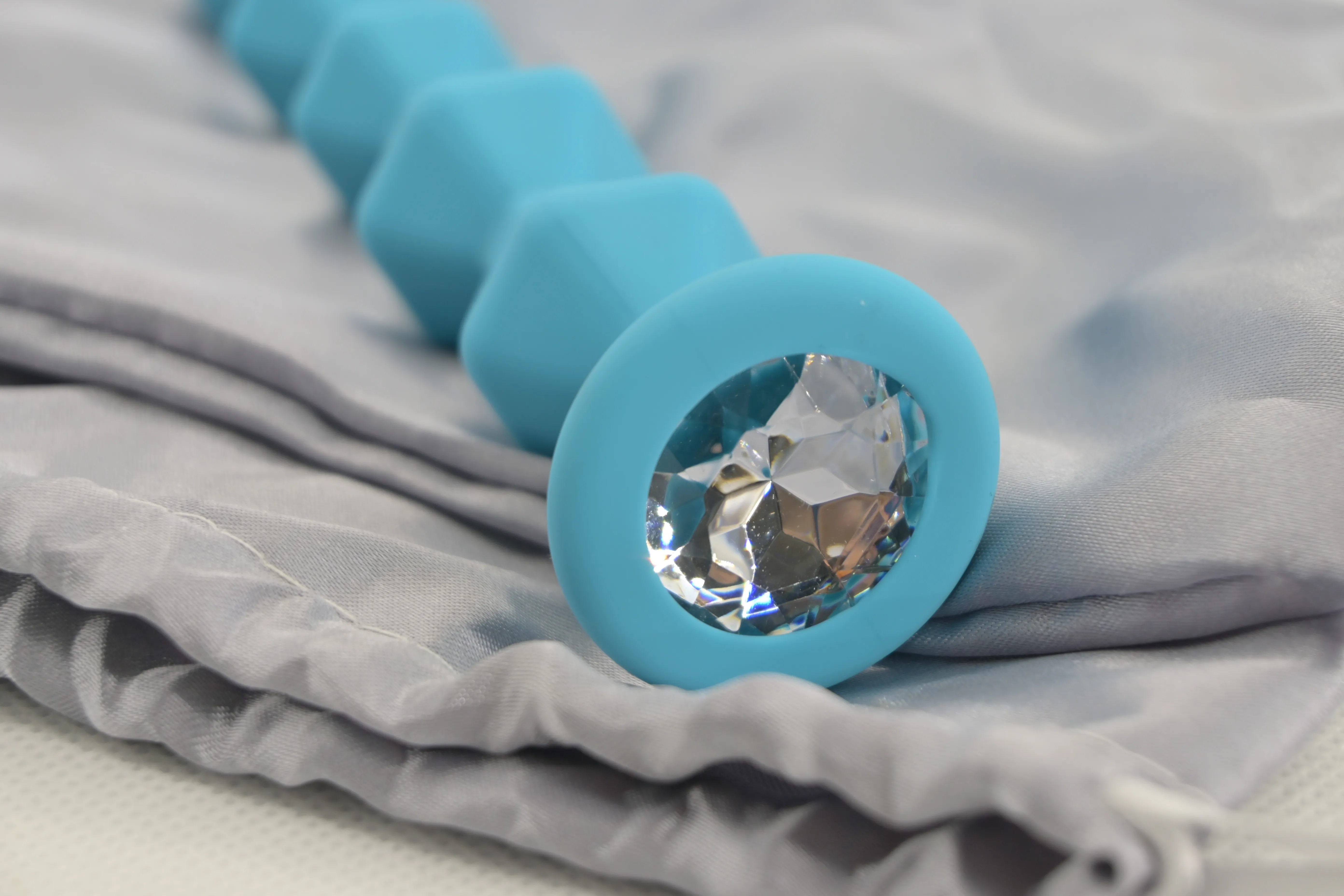 Страз-кристалл на голубой анальной елочке