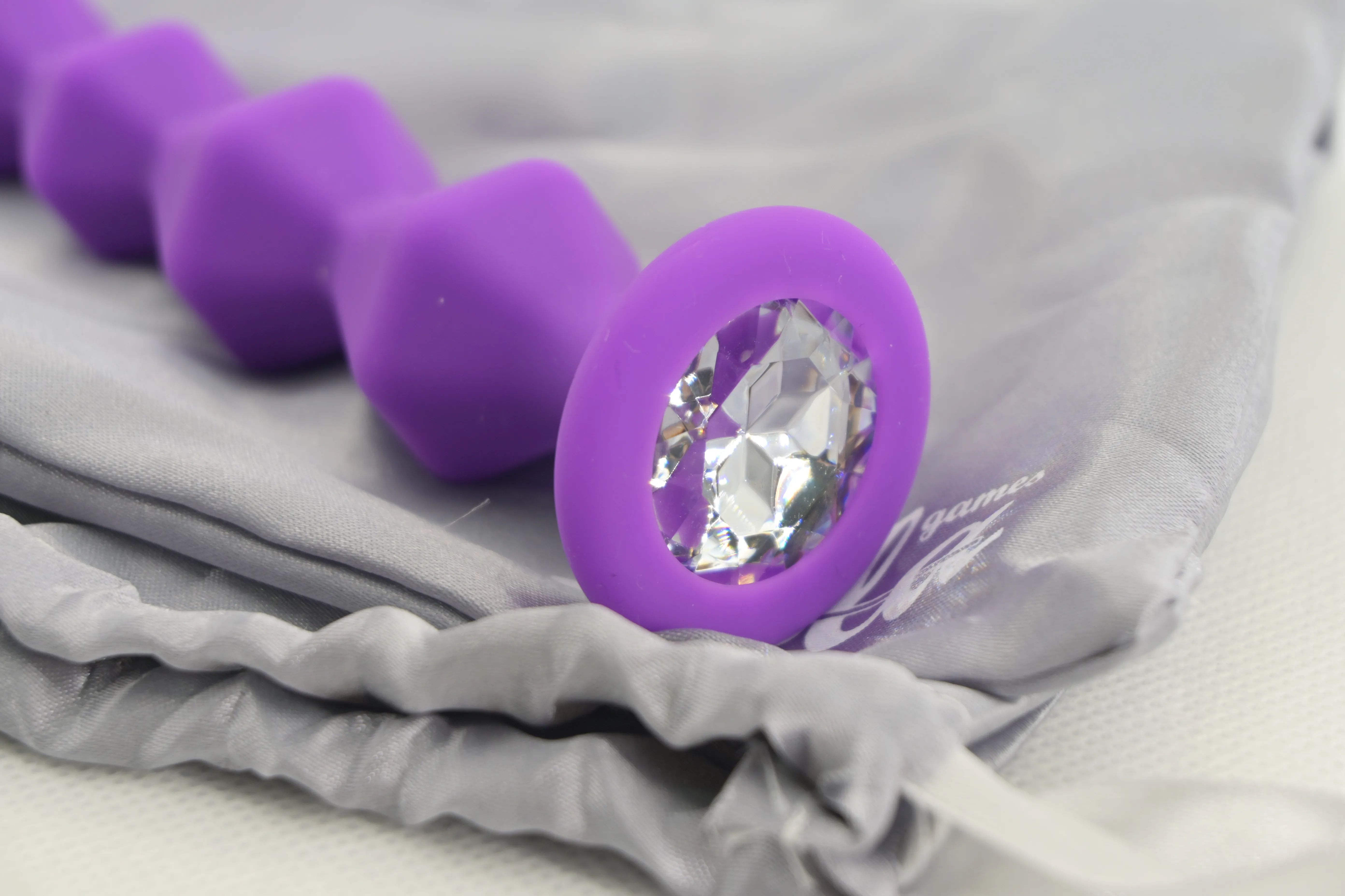Страз-кристалл на фиолетовой анальной елочке