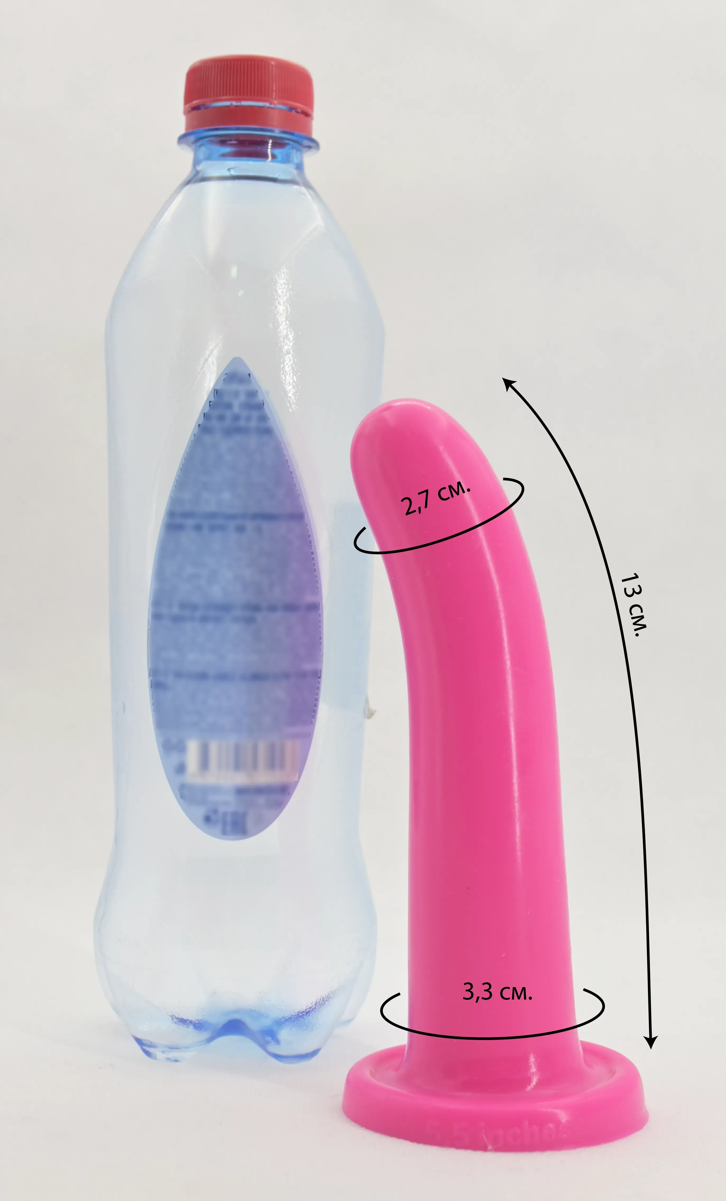 Сравнение анального дилдо Holy Dong с бутылкой воды