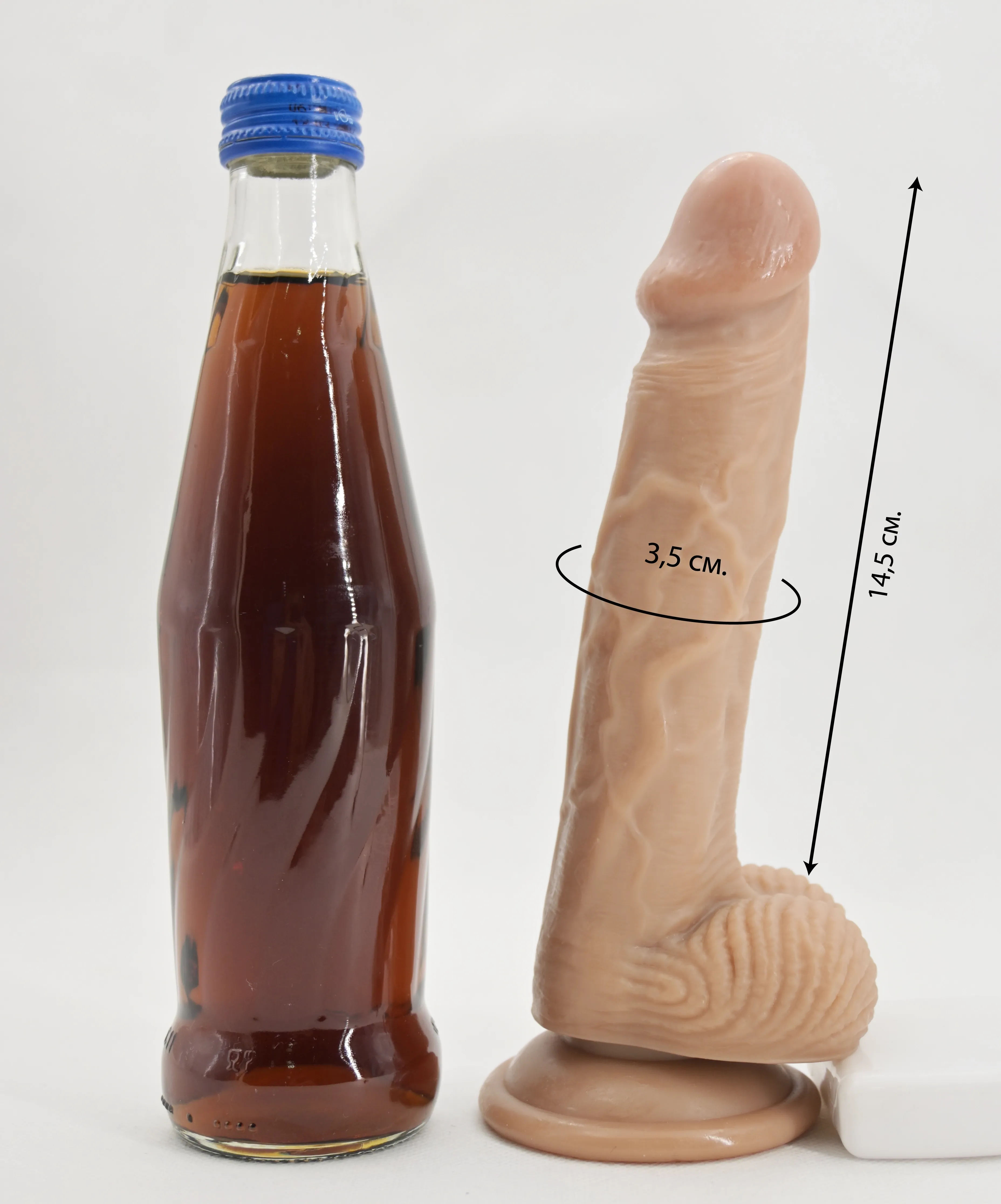 Размеры дилдо и сравнение размера со стеклянной бутылкой 0,33 л.