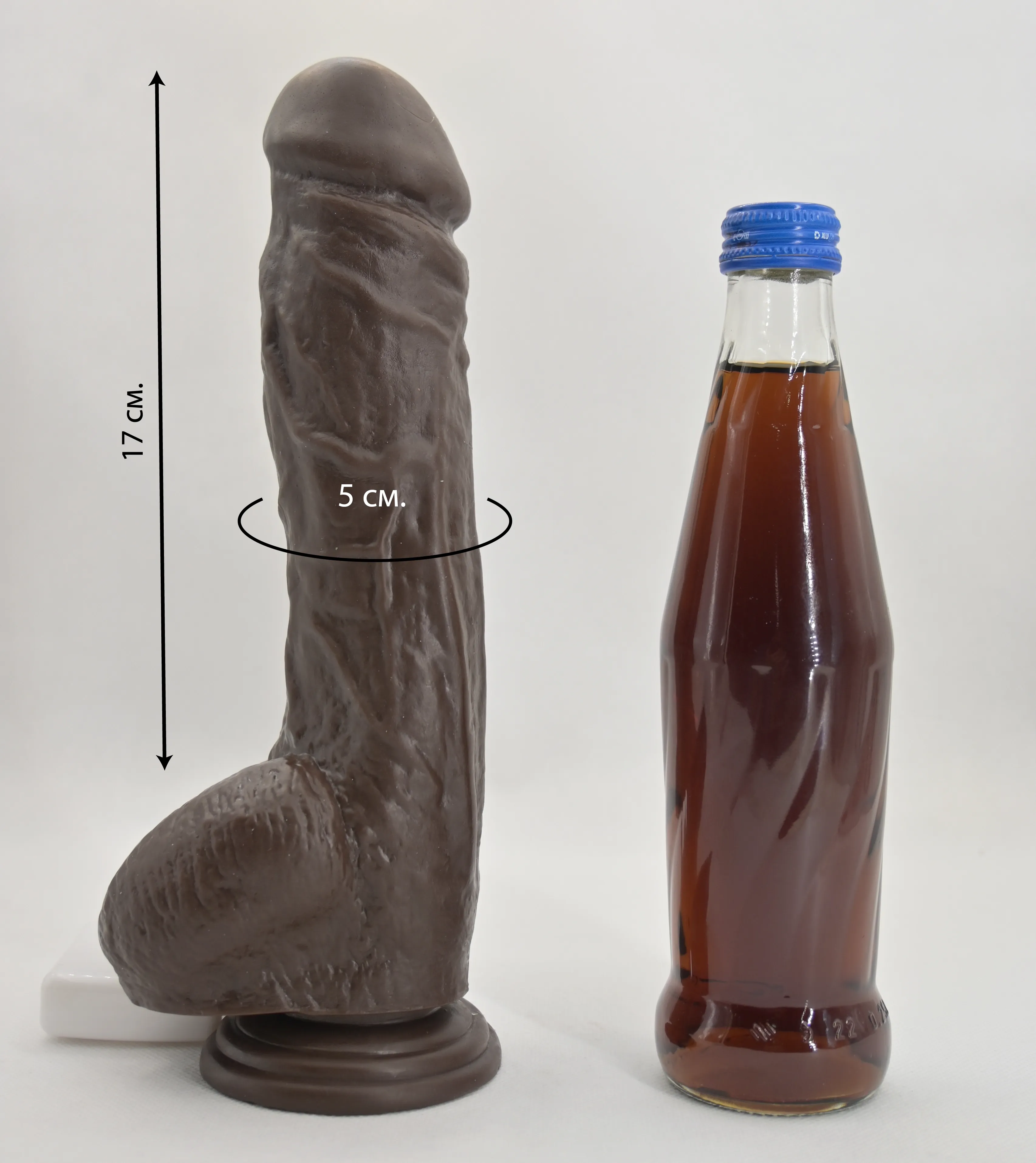 Размеры и сравнение дилдо с бутылкой газировки 0,33 л.