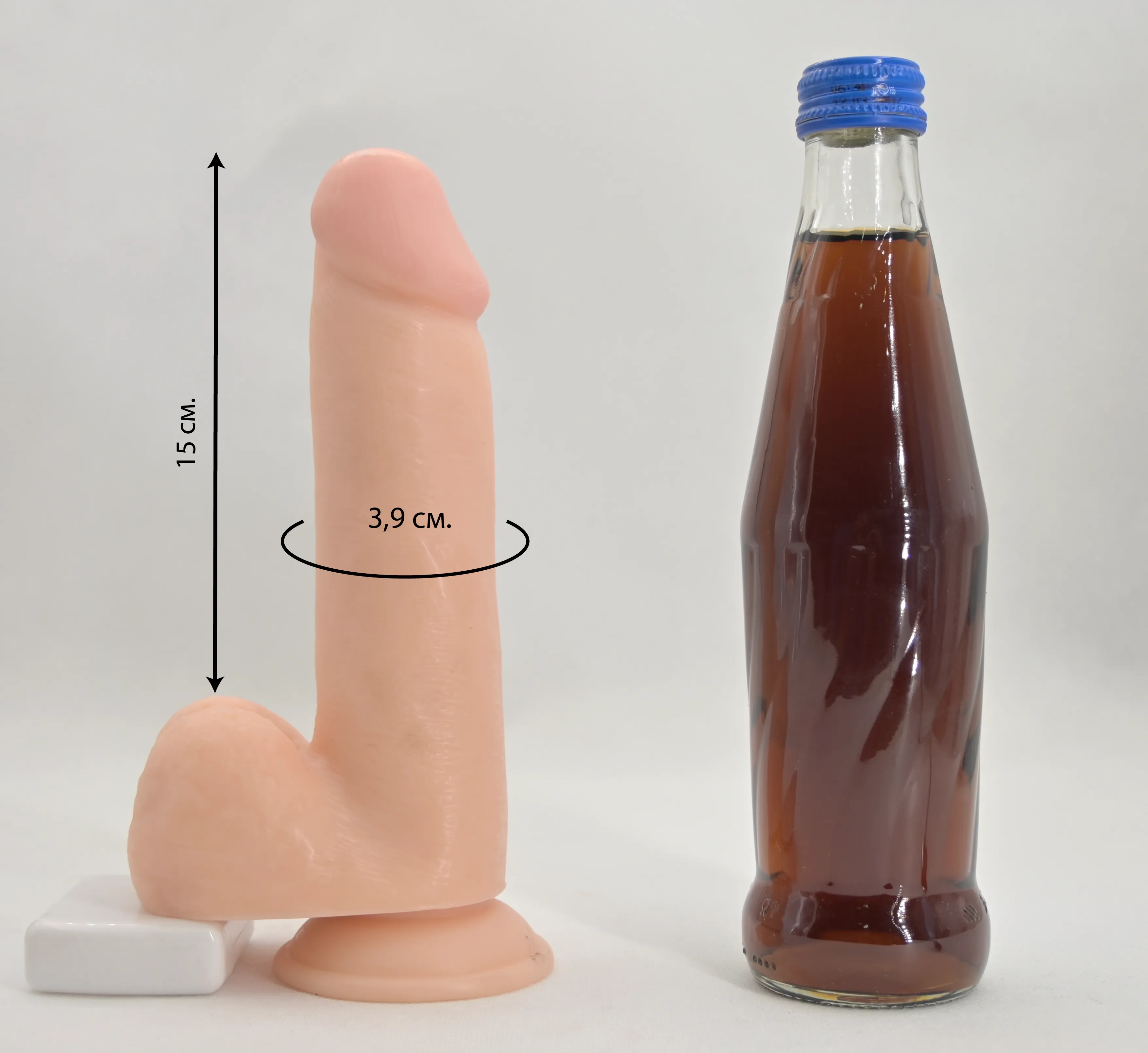 Размеры дилдо Nigel Nevin и сравнение с бутылкой 0,33 л.