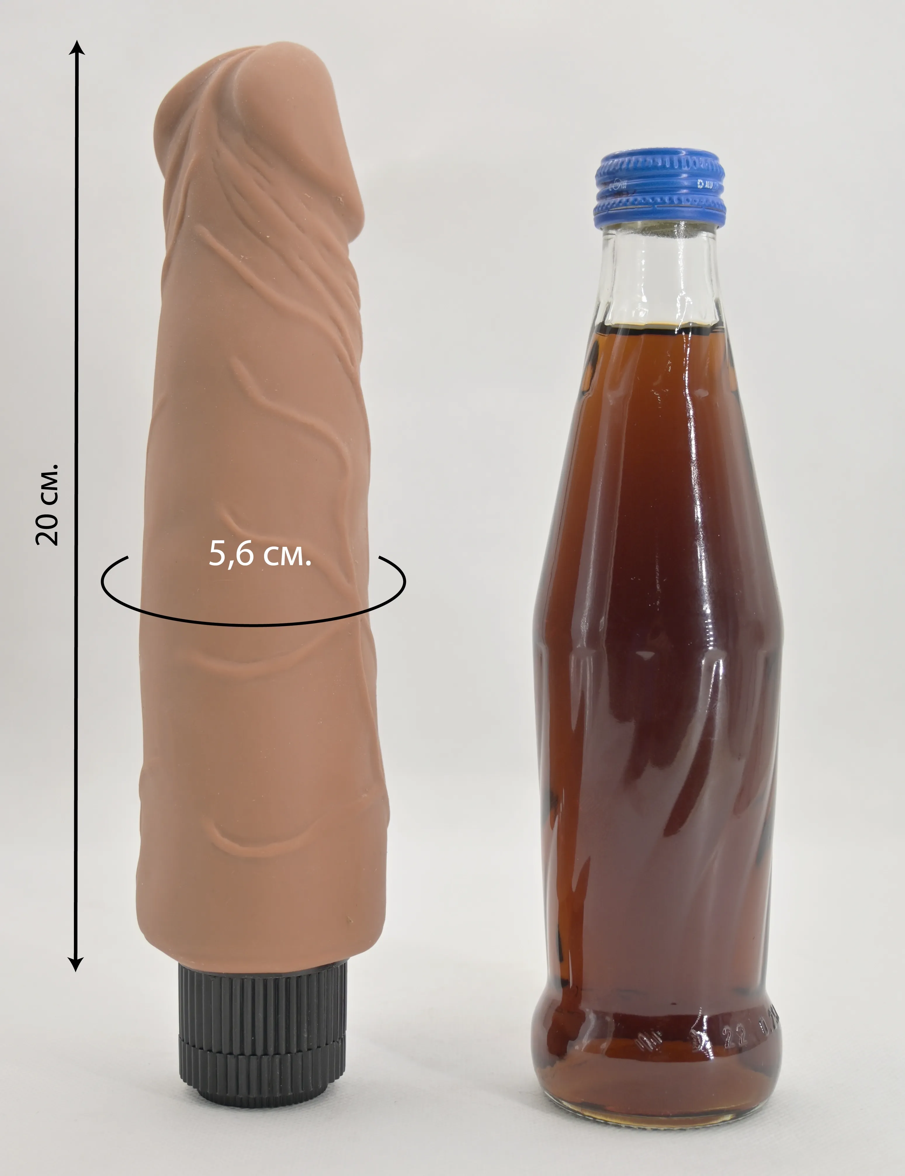 Размеры и сравнение вибратора Greedy Guy Latin со стеклянной бутылкой 0,33 л.