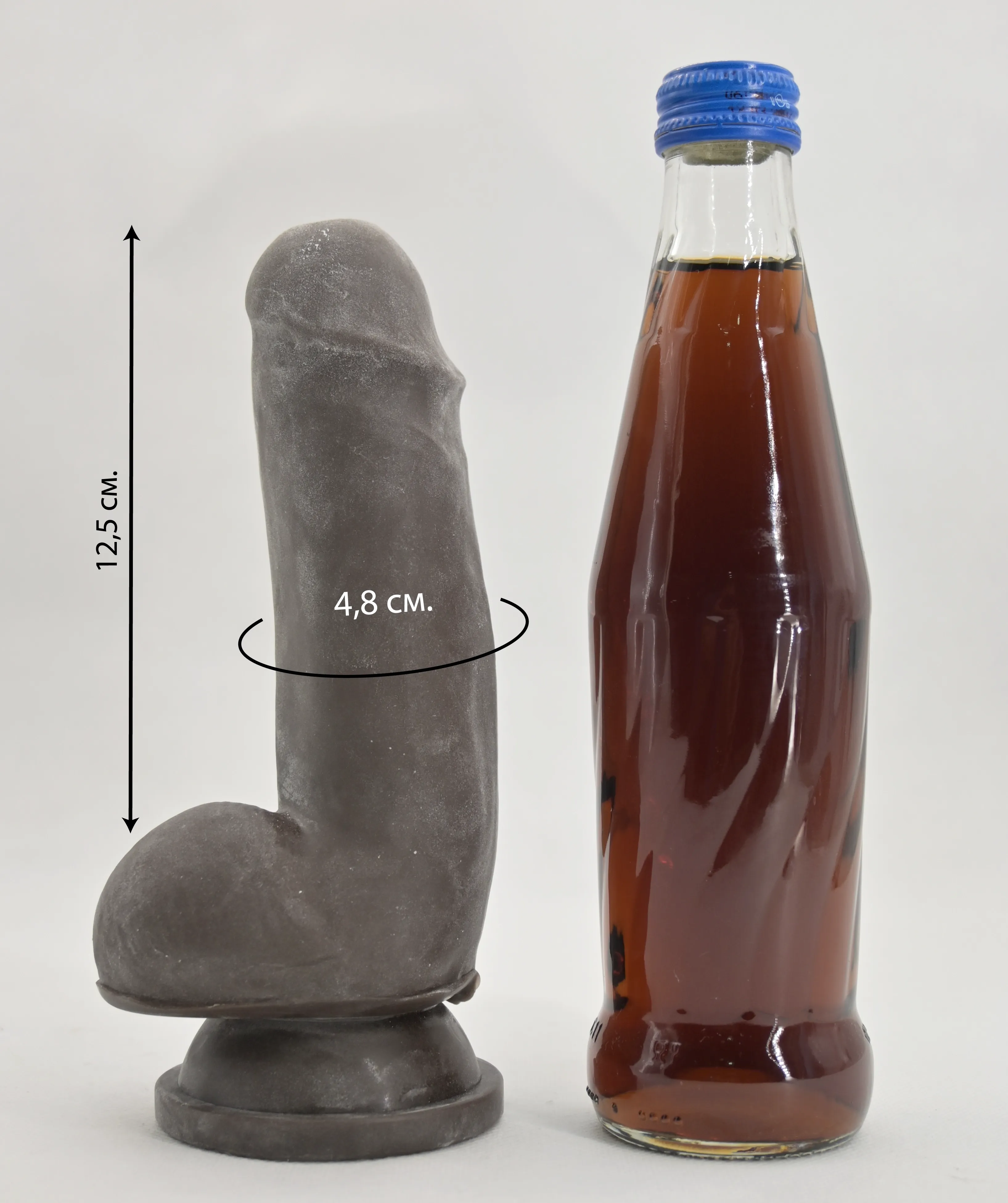 Размеры и сравнение дилдо Lecher Brown с бутылкой газировки 0,33 л.