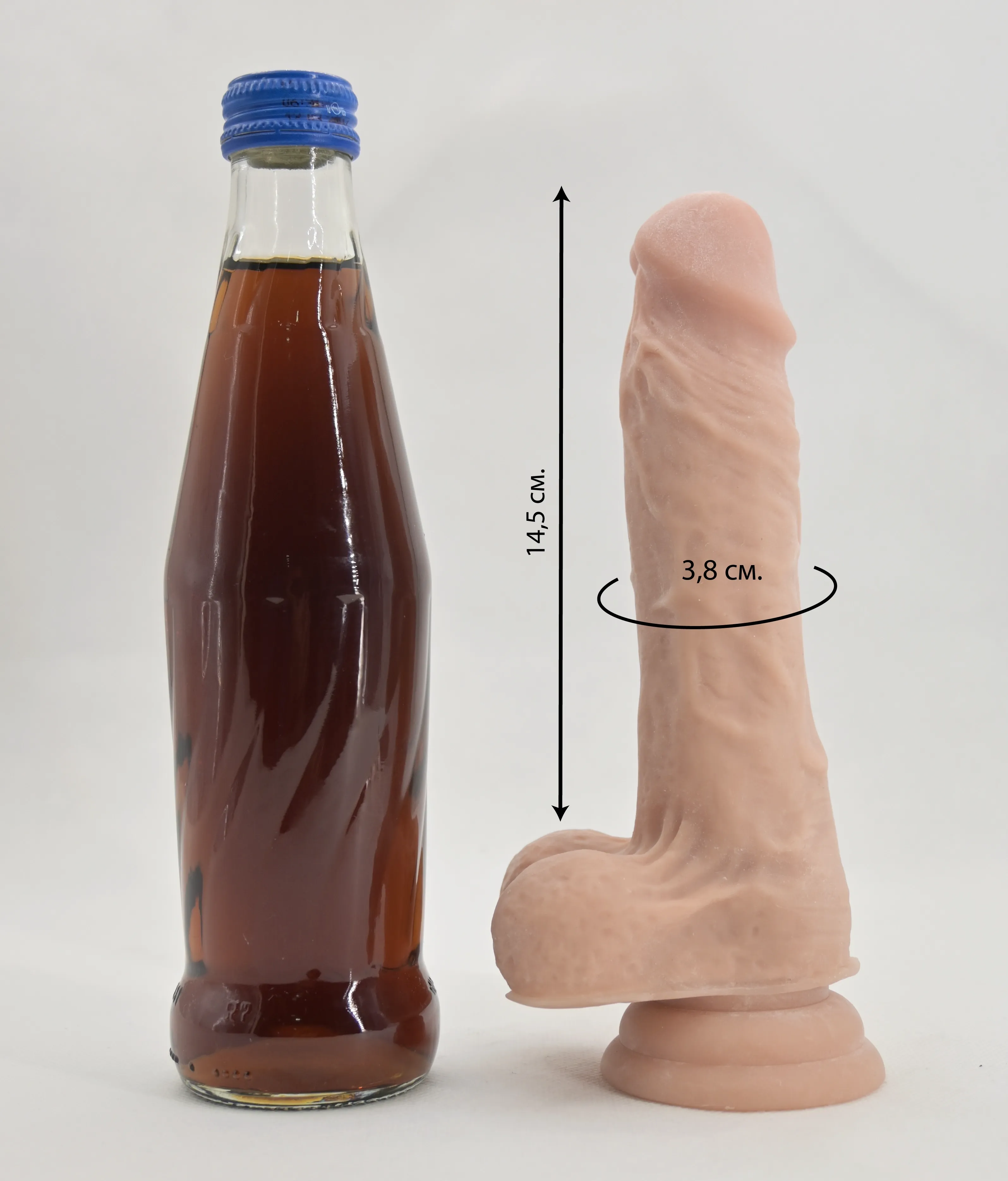 Размеры и сравнение фаллоимитатора Flatterer со стеклянной бутылкой 0,33 л.