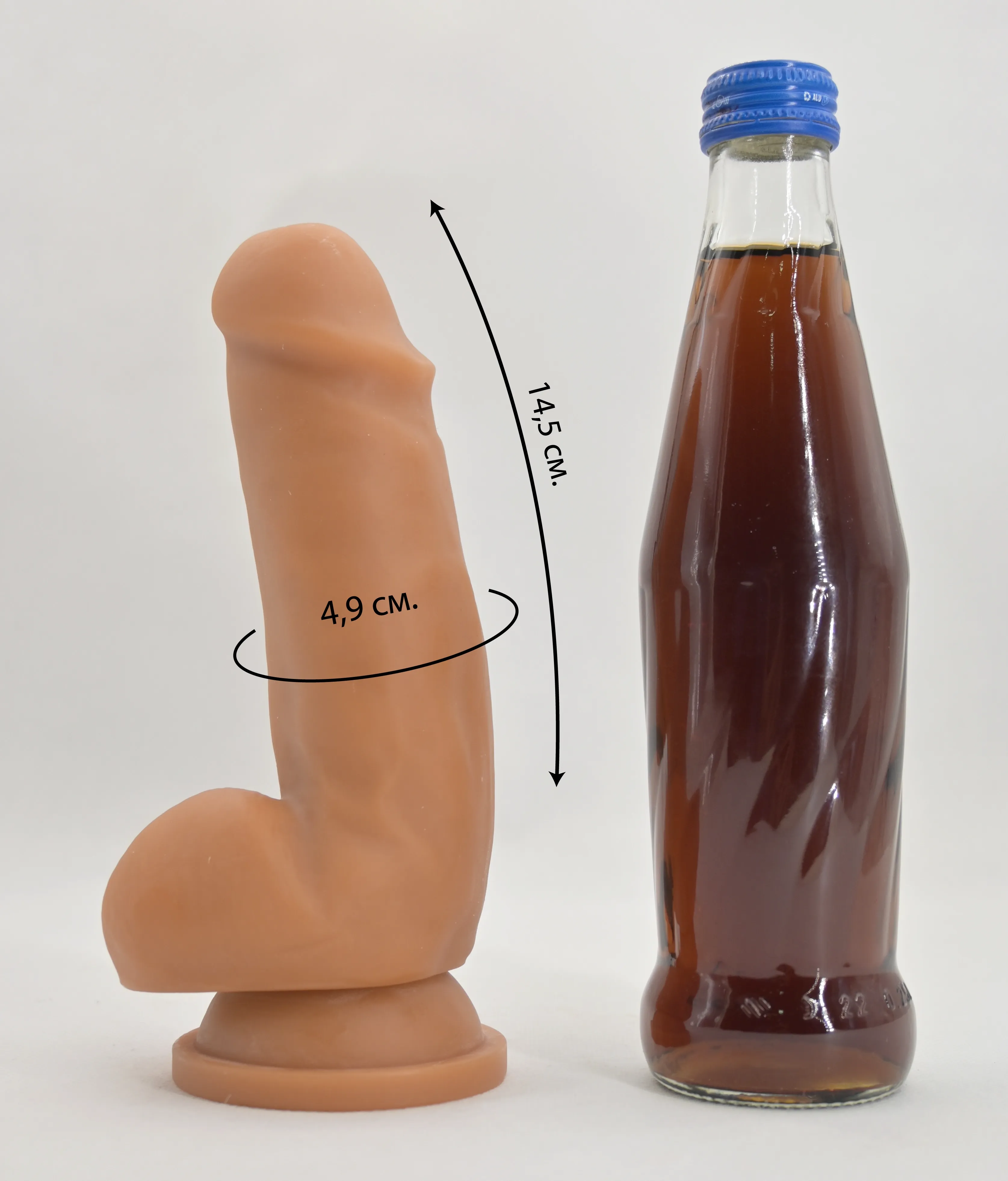 Размеры и сравнение дилдо Fashion Dude со стеклянной бутылкой пепси