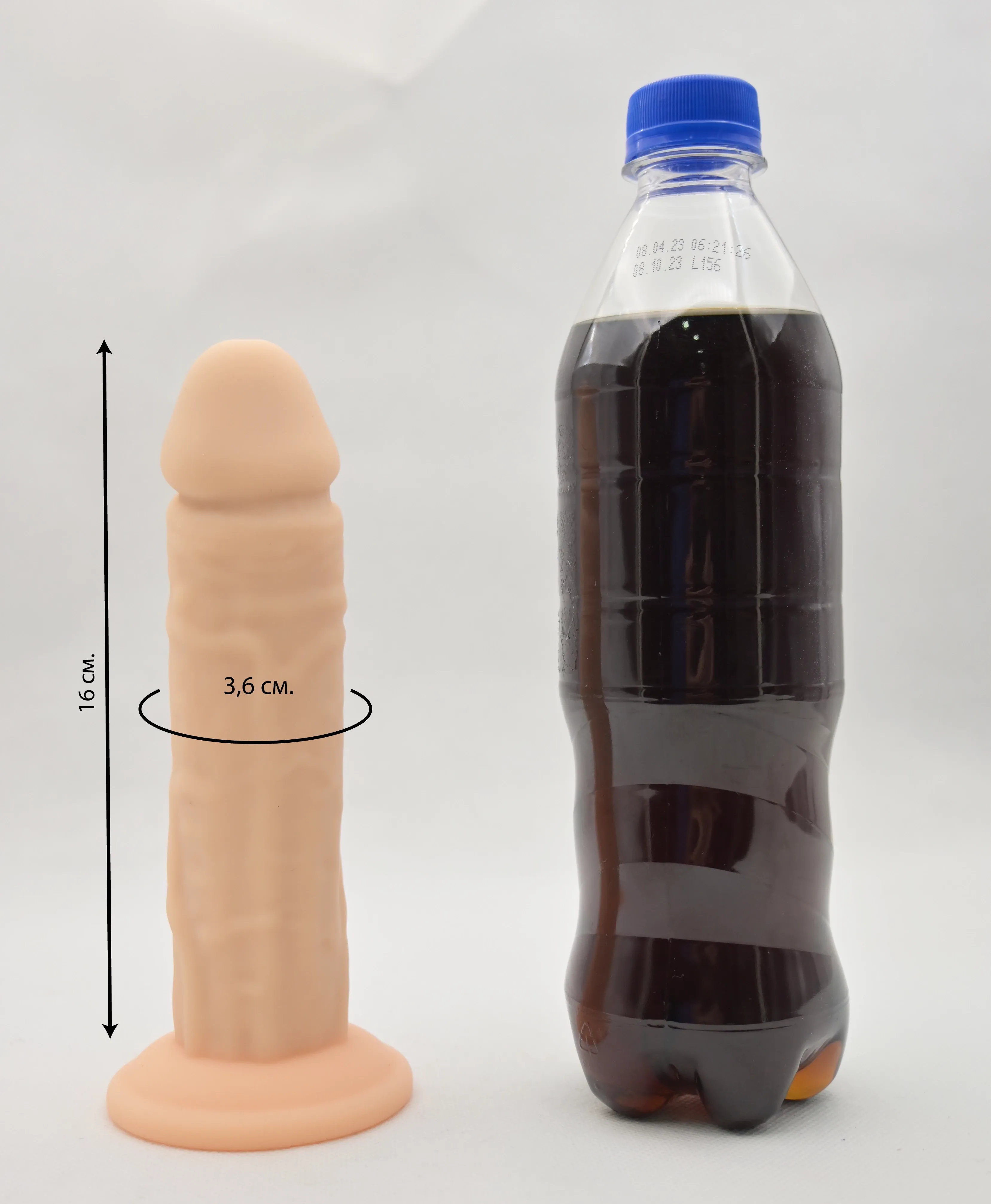 Размеры члена Jared L. и сравнение с бутылкой 0,5 л.